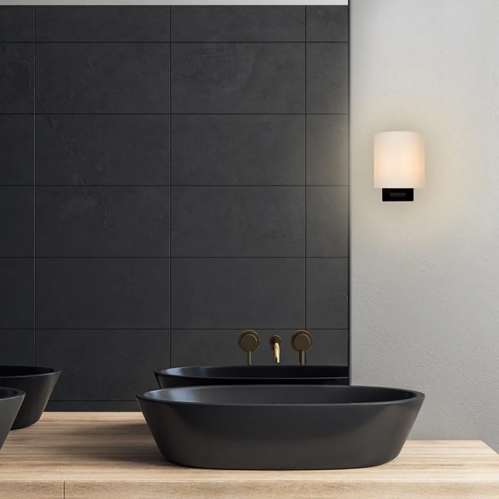 Straluma Badkamerwandlamp zwart met opaal glazen kap> Badkamerverlichting|Wandlampen