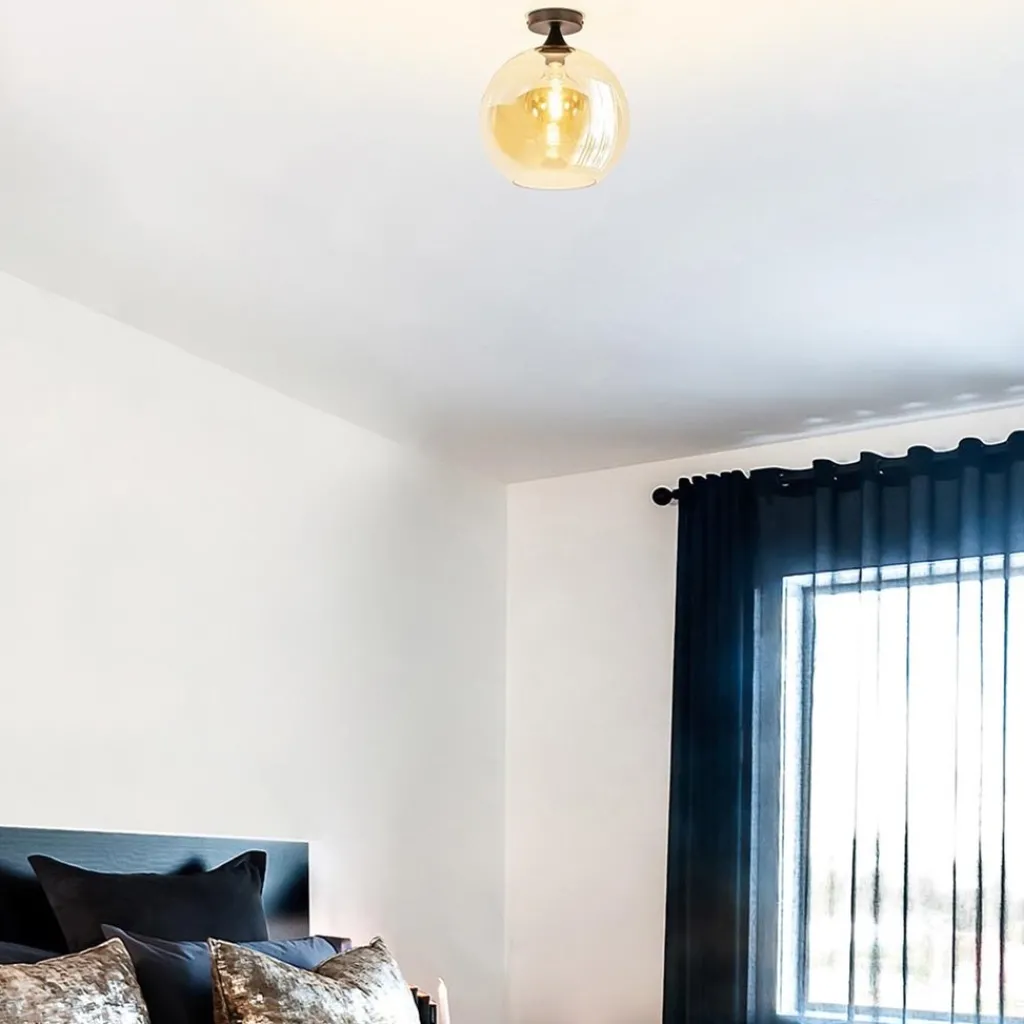 Straluma Mat zwarte plafondlamp met amber glazen bol 30 cm> Plafondlampen|Klassieke Verlichting