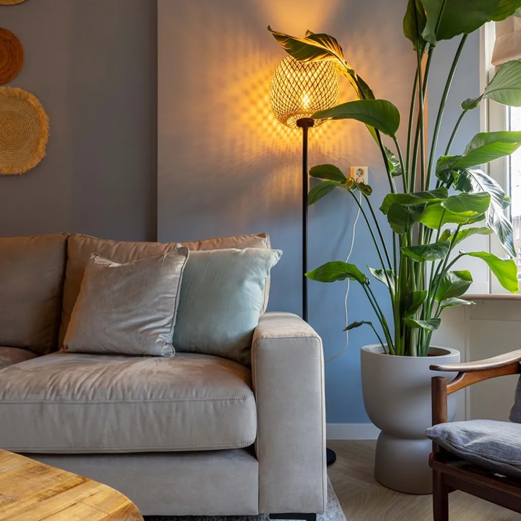 Straluma Mat zwarte vloerlamp met bamboe kap> Vloerlampen|Botanische Verlichting