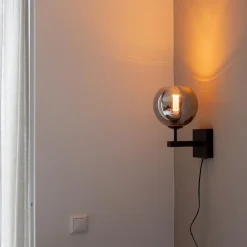 Straluma Mat zwarte wandlamp met smoke glazen bol 20 cm><noscript><img width=